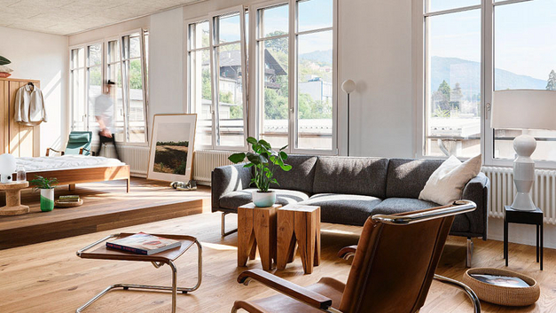 Der Loft beeindruckt durch die Raumhöhe von drei Metern und die langen Fensterbänder, die viel Tageslicht ins Innere bringen.